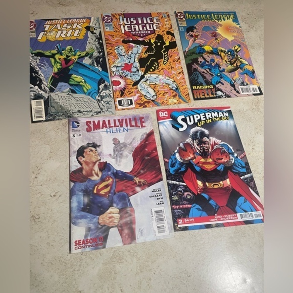 Justice league set of 3 comics and 2 Superman comics